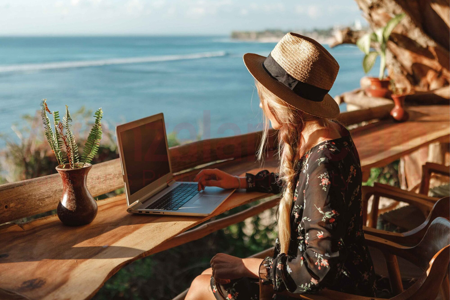 Digital nomadism: Traveling while working remotely