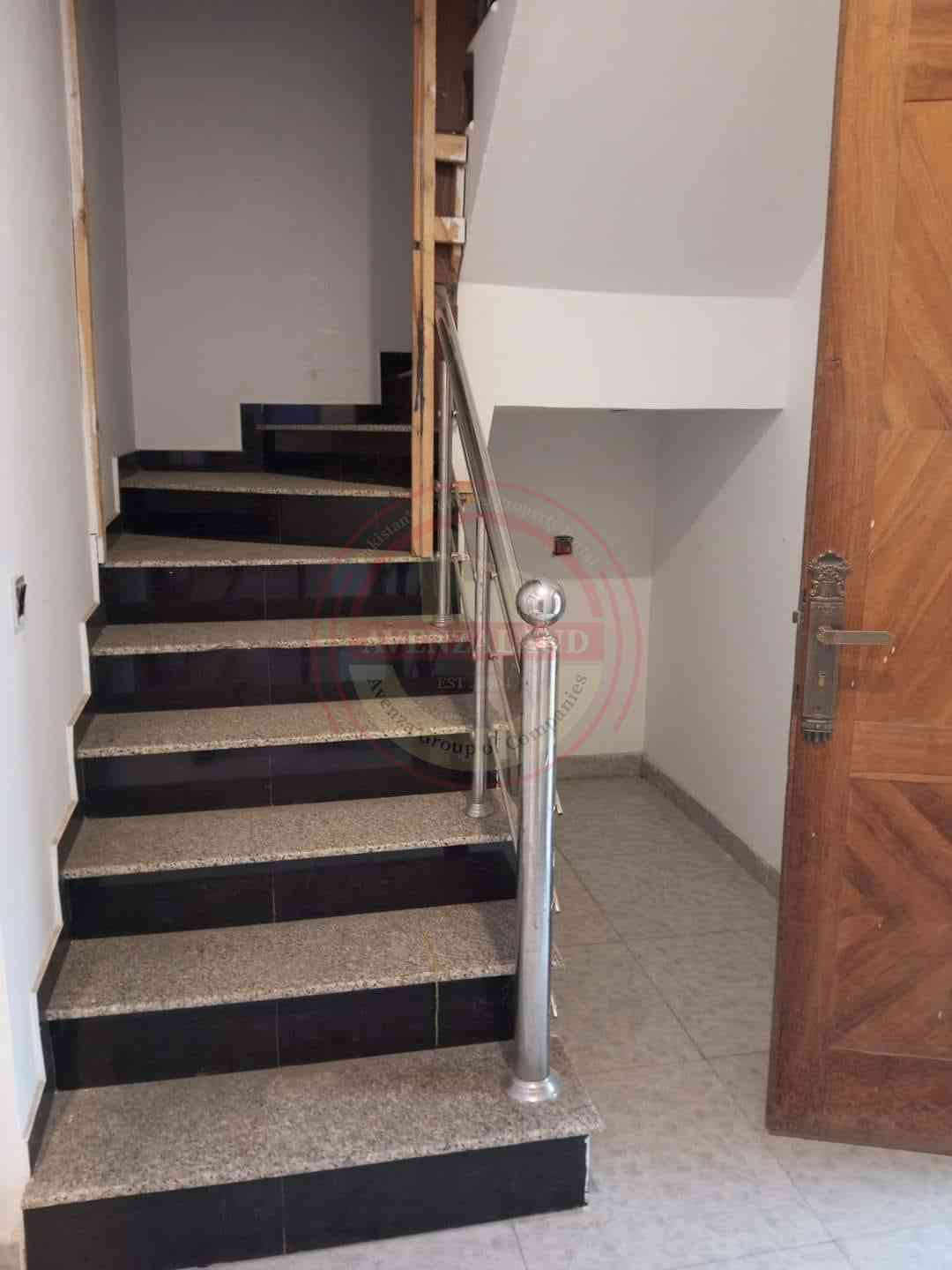 10 Marla house available for rent in Model Town Multan.