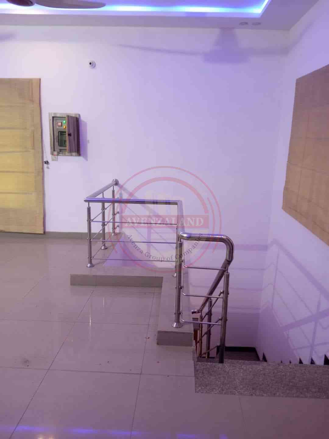10 Marla house available for rent in Model Town Multan.