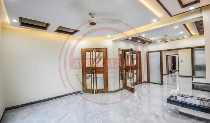 10 Marla House Available For Sale In DHA Lahore