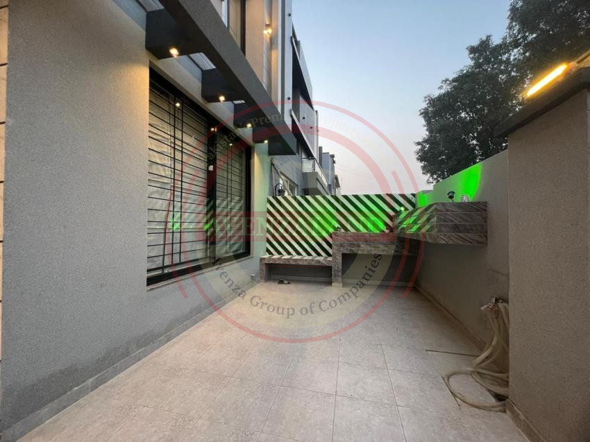 10 Marla House Available For Sale In Bahria Town Sector C Lahore