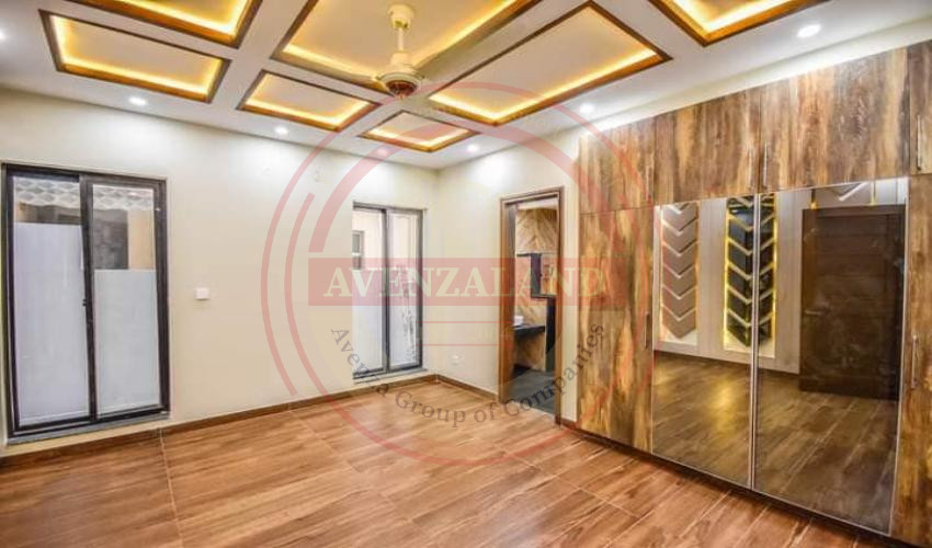 10 Marla House Available For Sale In DHA Lahore