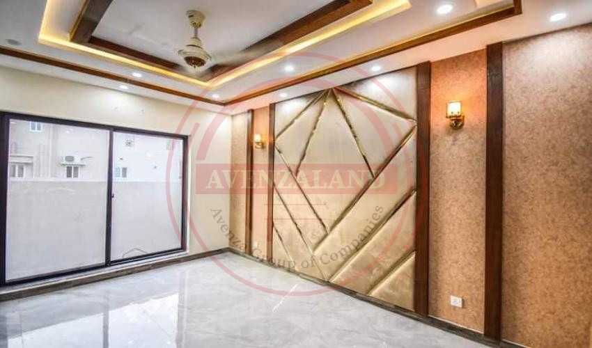 10 Marla House Available For Sale In DHA Lahore