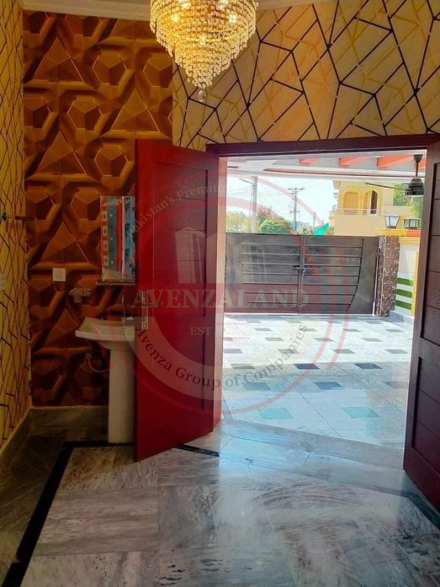 10 Marla House Available For Sale In Central Park Housing Scheme Lahore