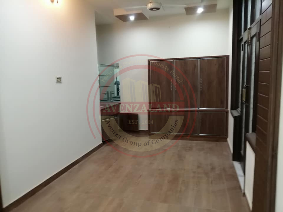 10 Marla House Available For sale In Faisalabad