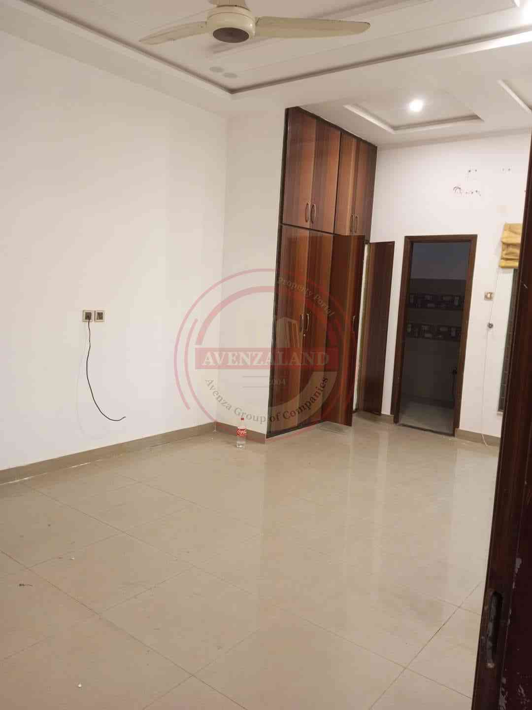 10 Marla house available for rent in Model Town Multan.