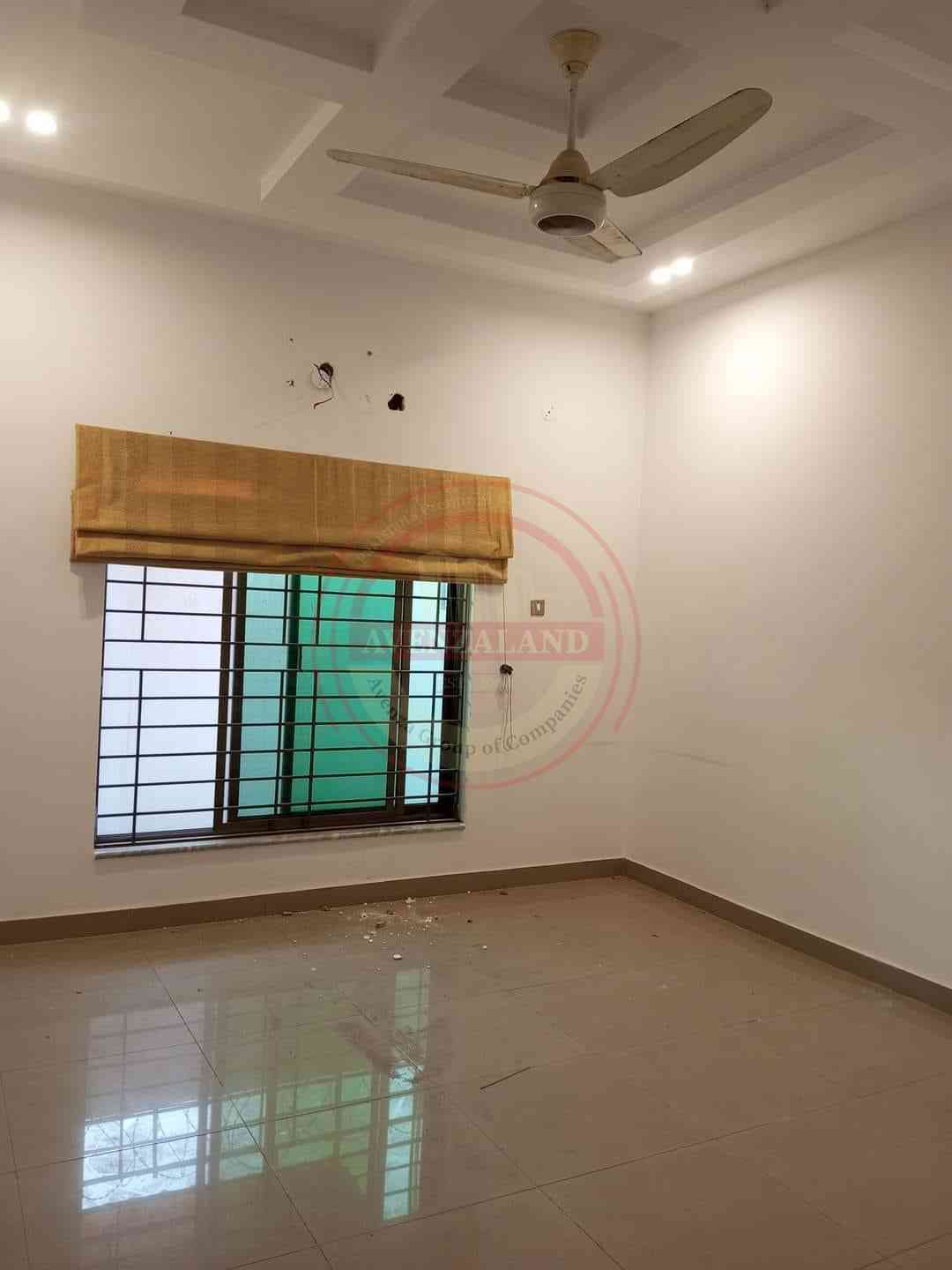 10 Marla house available for rent in Model Town Multan.