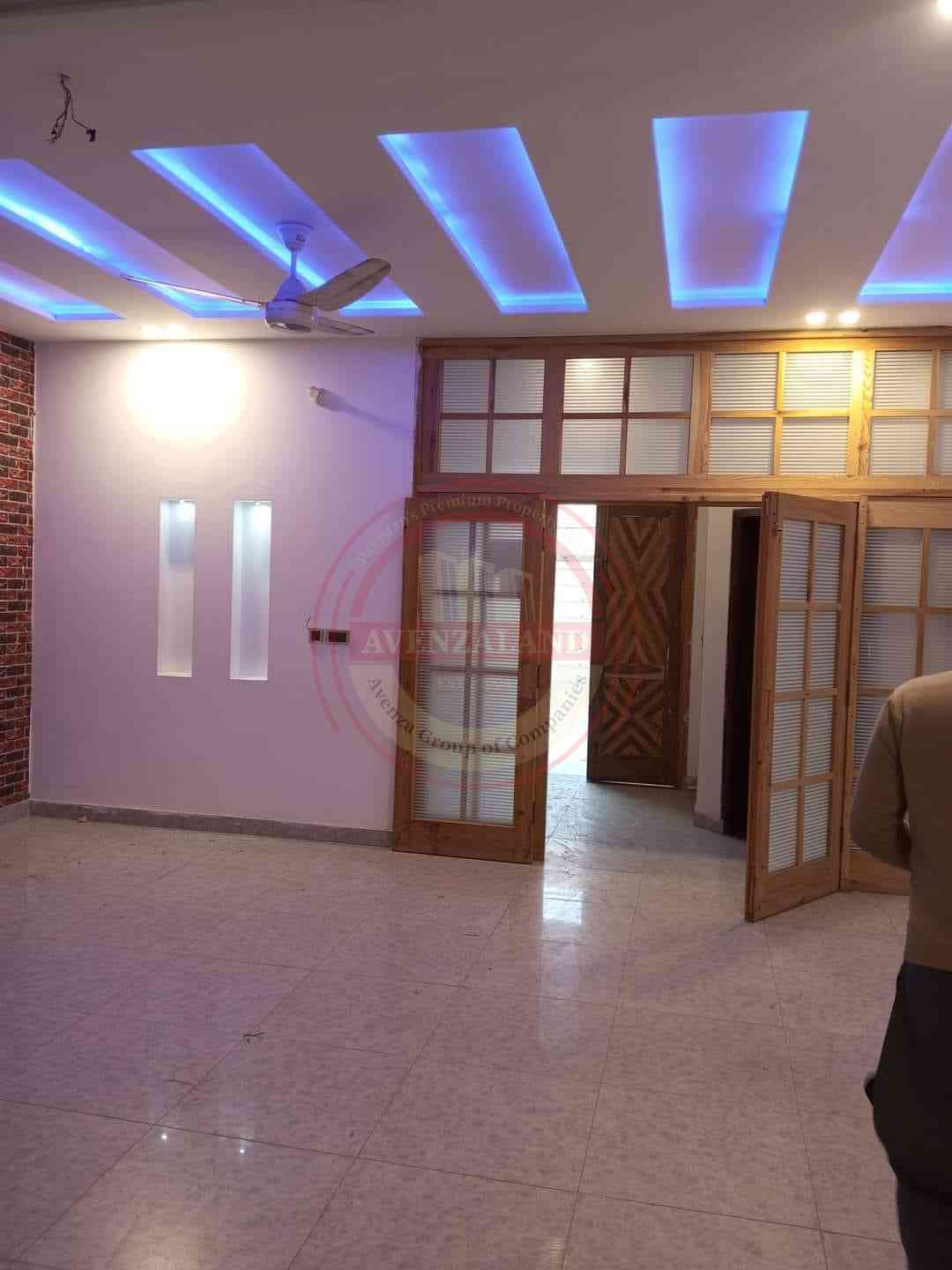 10 Marla house available for rent in Model Town Multan.